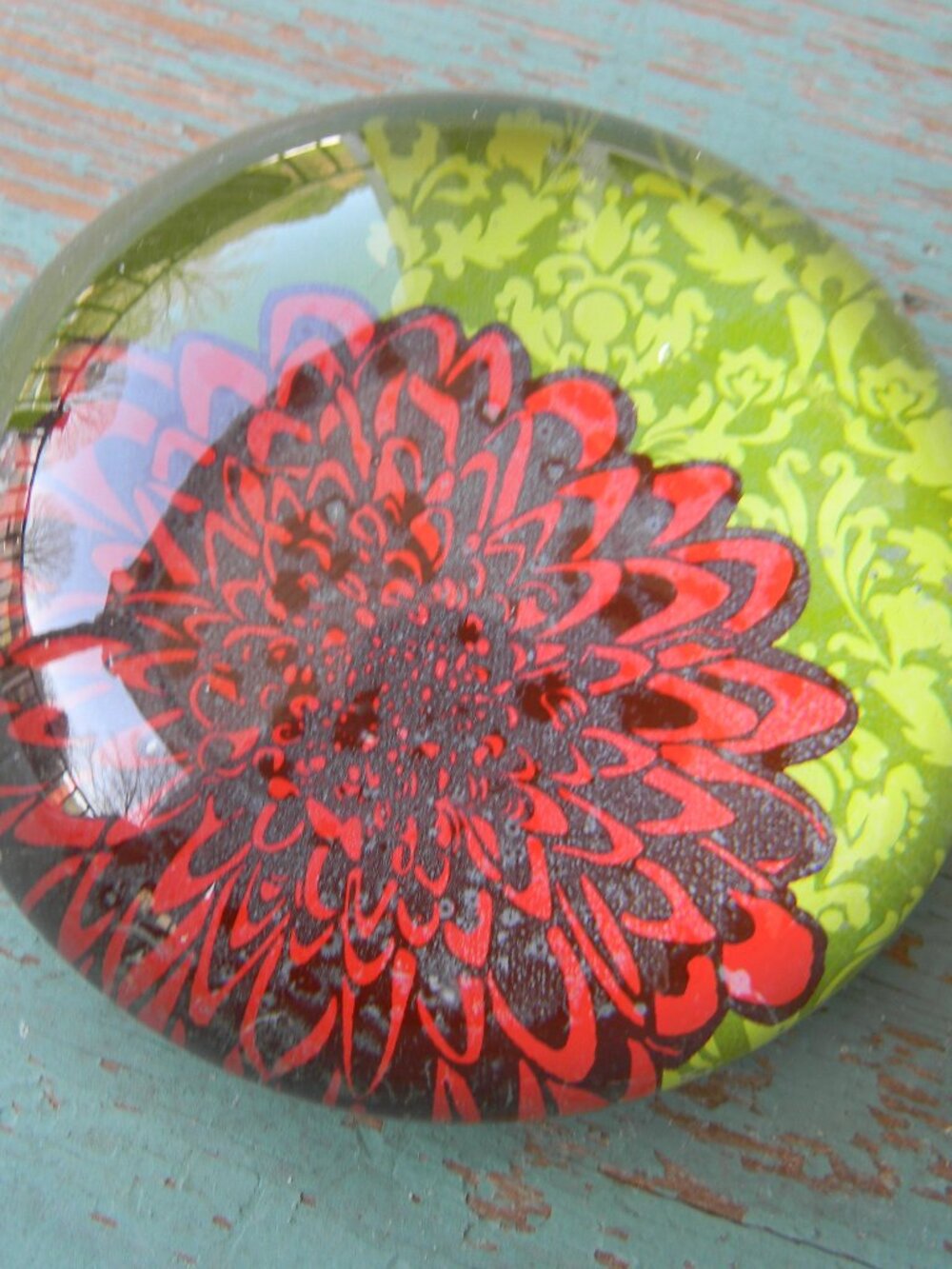 3.5"ROUND GLASS RED DAHLIA GREEN BACKGROUND PAPERWEIGHT UNBRANDED